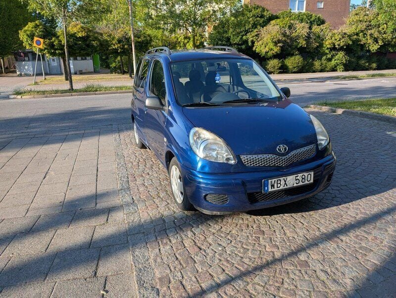 Blå Begagnad 2004 Toyota Yaris Verso Minibuss | 25 900 kr (Marknadspris) - Bild 1/4