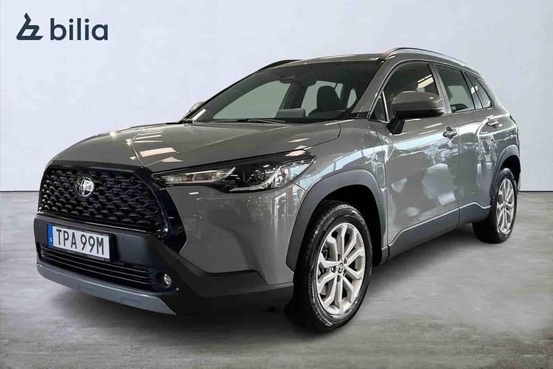 Grå Begagnad 2025 Toyota Corolla Cross SUV | 369 900 kr - Bild 1/1
