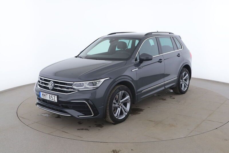 Mörkgrå Begagnad 2023 VW Tiguan R-line SUV | 458 000 kr (Dyr) - Bild 1/4