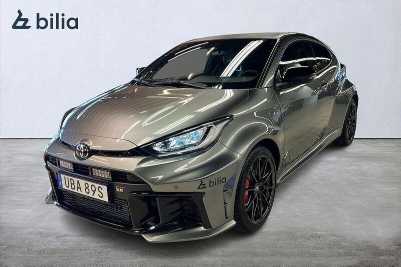 Silver Begagnad 2024 Toyota Yaris Premium Halvkombi | 639 900 kr (Marknadspris) - Bild 1/3