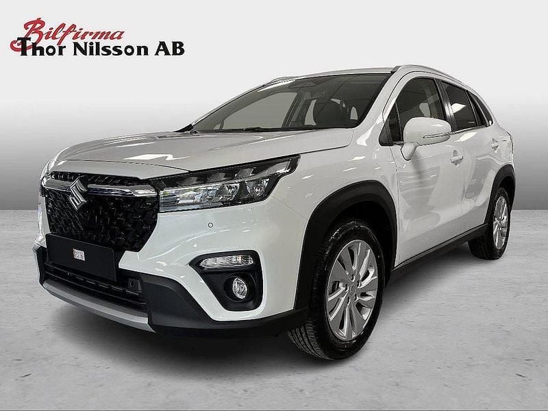 Vit Ny 2025 Suzuki SX4 S-Cross SUV | 324 900 kr (Marknadspris) - Bild 1/4