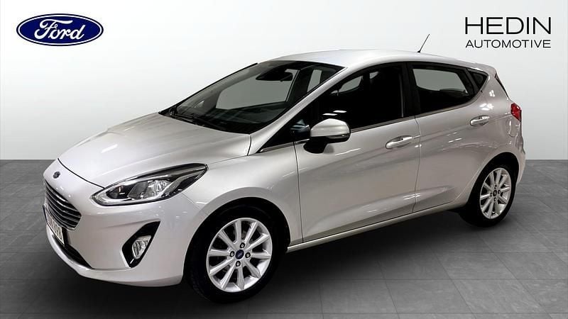 Grå (grey) Begagnad 2018 Ford Fiesta Titanium Halvkombi | 119 900 kr (Marknadspris) - Bild 1/4