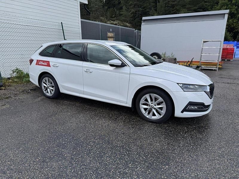 Vit Begagnad 2024 Skoda Octavia Style Kombi | 269 000 kr (Bra pris) - Bild 1/4