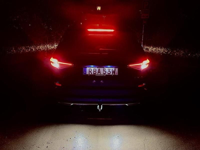 Blå Begagnad 2024 Skoda Kodiaq SportLine SUV | 130 000 kr - Bild 1/4