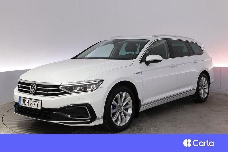Vit Begagnad 2020 VW Passat Executive Kombi | 244 900 kr (Marknadspris) - Bild 1/4