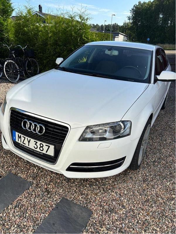 Vit Begagnad 2013 Audi A3 Sportback Attraction Halvkombi | 99 500 kr (Bra pris) - Bild 1/4