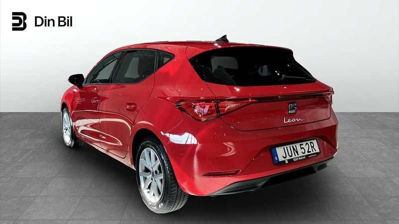 Begagnad Seat Leon Style 110 HK (80 kW) 2023 Röd (pure red) Kombi