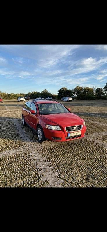 Röd Begagnad 2008 Volvo V50 Kinetic Kombi | 27 500 kr (Bra pris) - Bild 1/4