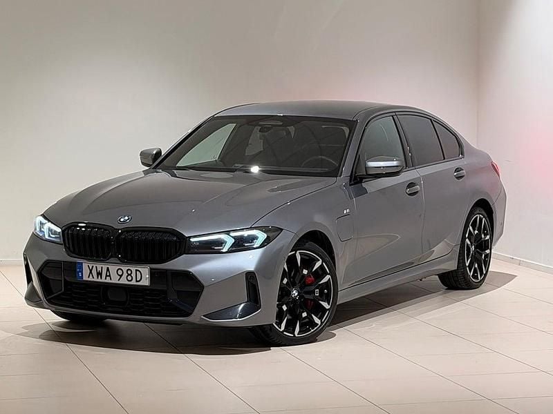 Grå Begagnad 2025 BMW 330e Comfort Edition Sedan | 549 000 kr (Bra pris) - Bild 1/4