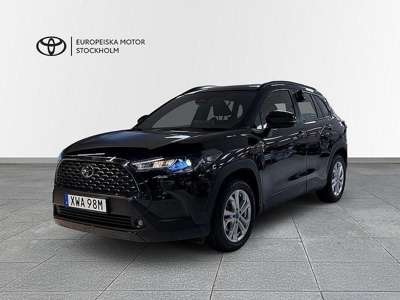 Svart Begagnad 2025 Toyota Corolla Cross Active SUV | 329 900 kr (Bra pris) - Bild 1/4