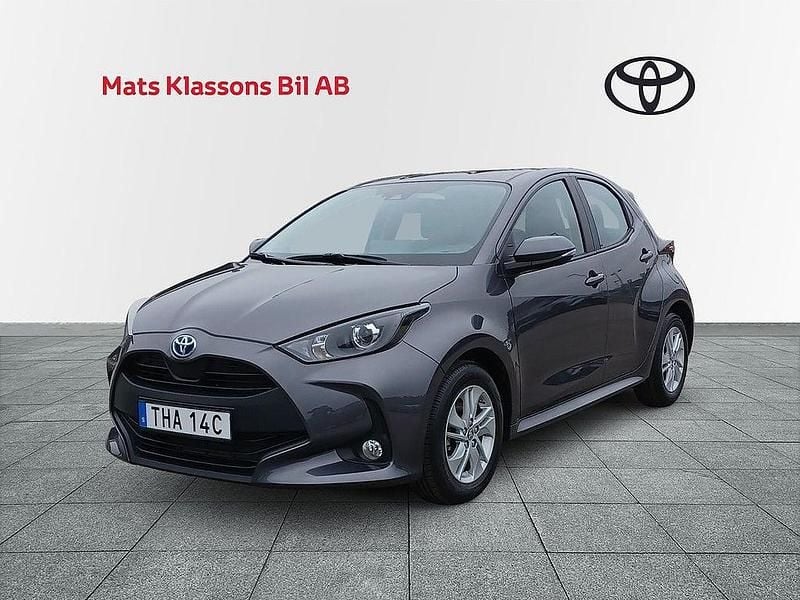 Mörkgrå Begagnad 2023 Toyota Yaris Hybrid Active Halvkombi | 229 000 kr (Marknadspris) - Bild 1/4