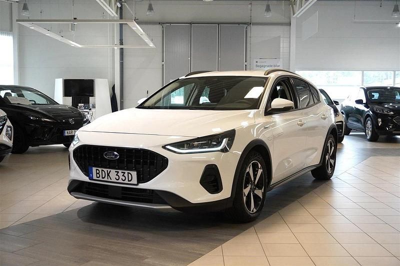 Vit (frozen white solid) Begagnad 2022 Ford Focus Active Halvkombi | 189 900 kr (Bra pris) - Bild 1/4