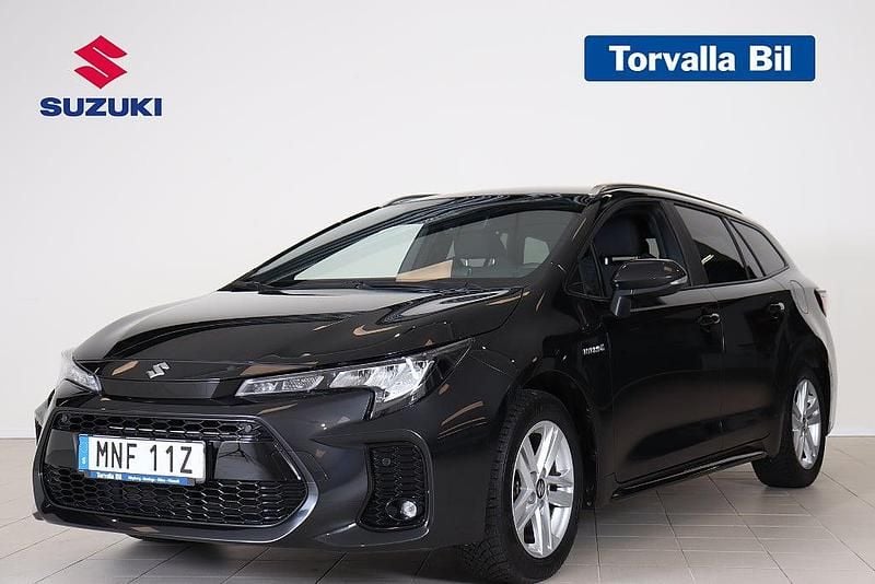 Svart Begagnad 2023 Suzuki Swace Kombi | 244 900 kr (Marknadspris) - Bild 1/4