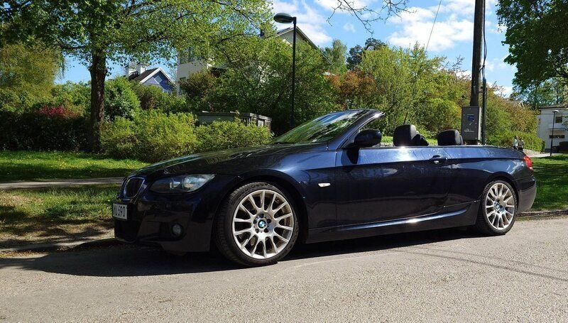 Blå Begagnad 2010 BMW 330 Cabriolet Sport Line Cab | 169 900 kr (Bra pris) - Bild 1/4
