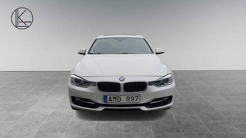 Begagnad BMW 320 Sport Line 184 HK (135 kW) 2013 Vit Sedan