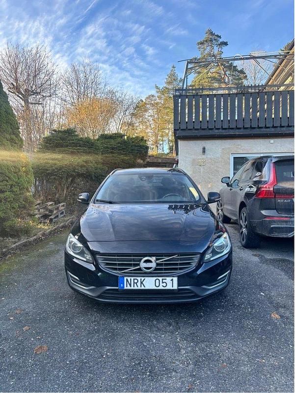 Svart Begagnad 2014 Volvo V60 Momentum Kombi | 90 000 kr (Marknadspris) - Bild 1/4