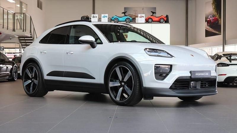 Begagnad Porsche Macan 4 Electric 289 kW (393 HK) 2024 Ljusgrå SUV