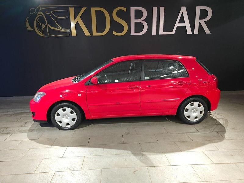 Röd Begagnad 2005 Toyota Corolla Halvkombi | 49 900 kr (Lite dyr) - Bild 1/4
