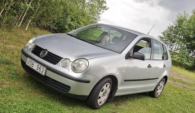 Silver Begagnad 2003 VW Polo Basis Halvkombi | 15 000 kr (Marknadspris) - Bild 1/3