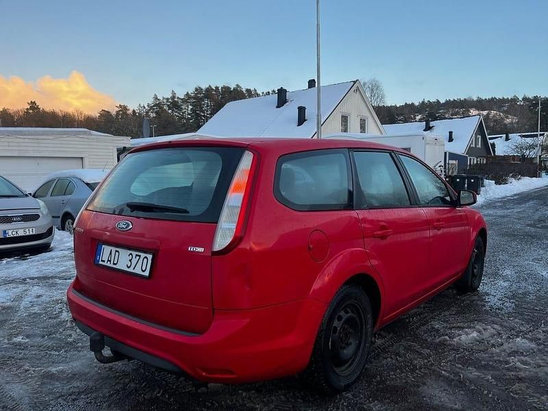 Begagnad Ford Focus Platinum 90 HK (66 kW) 2011 Röd Kombi