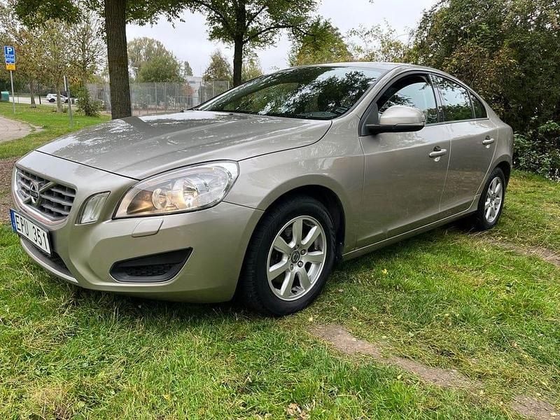 Ljusbrun (brun silver) Begagnad 2012 Volvo S60 Kinetic Sedan | 99 000 kr (Bra pris) - Bild 1/4