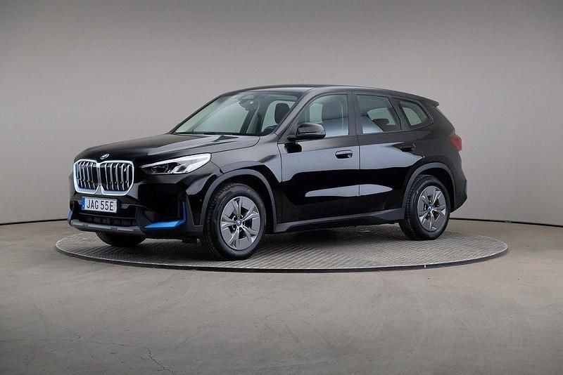 Svart Begagnad 2023 BMW iX1 SUV | 389 000 kr (Superpris) - Bild 1/4