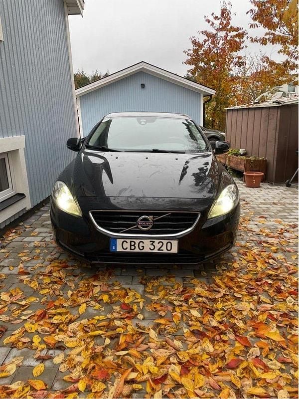 Svart Begagnad 2015 Volvo V40 Momentum Halvkombi | 139 100 kr (Marknadspris) - Bild 1/4
