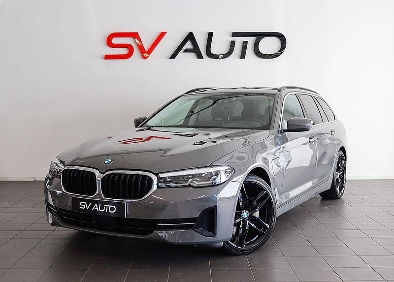 Grå Begagnad 2021 BMW 530e Kombi | 299 900 kr (Superpris) - Bild 1/4