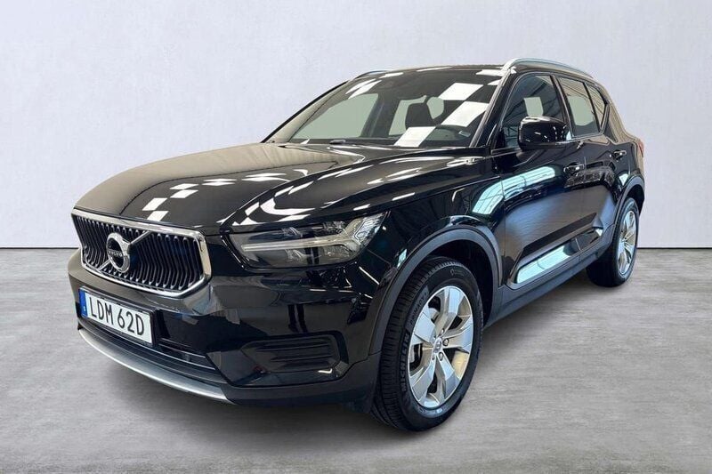 Svart Begagnad 2022 Volvo XC40 Momentum SUV | 309 900 kr (Marknadspris) - Bild 1/4