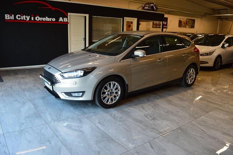 Grå Begagnad 2015 Ford Focus Halvkombi | 84 900 kr (Marknadspris) - Bild 1/4
