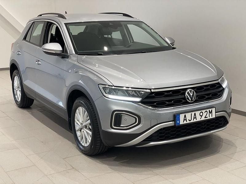 Silver (pyrit silver metallic) Begagnad 2024 VW T-Roc Life SUV | 309 900 kr (Marknadspris) - Bild 1/4