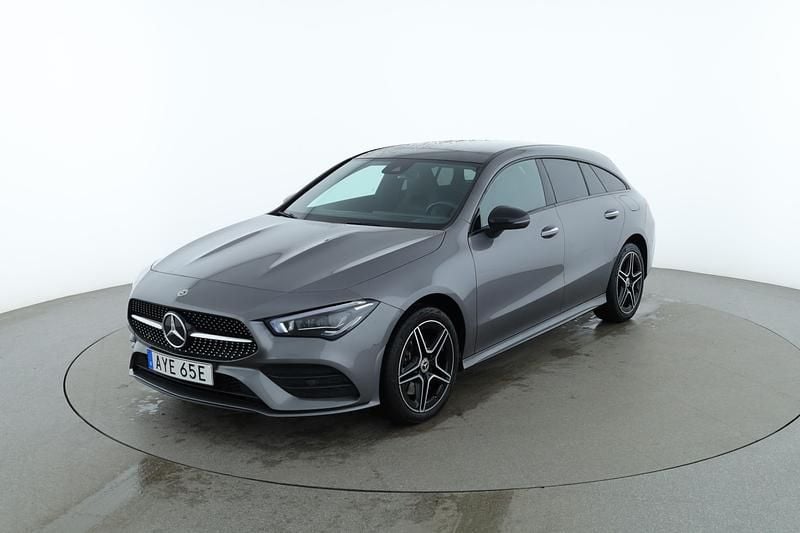 Mörkgrå Begagnad 2023 Mercedes CLA250e Shooting Brake AMG line Kombi | 334 000 kr (Bra pris) - Bild 1/4