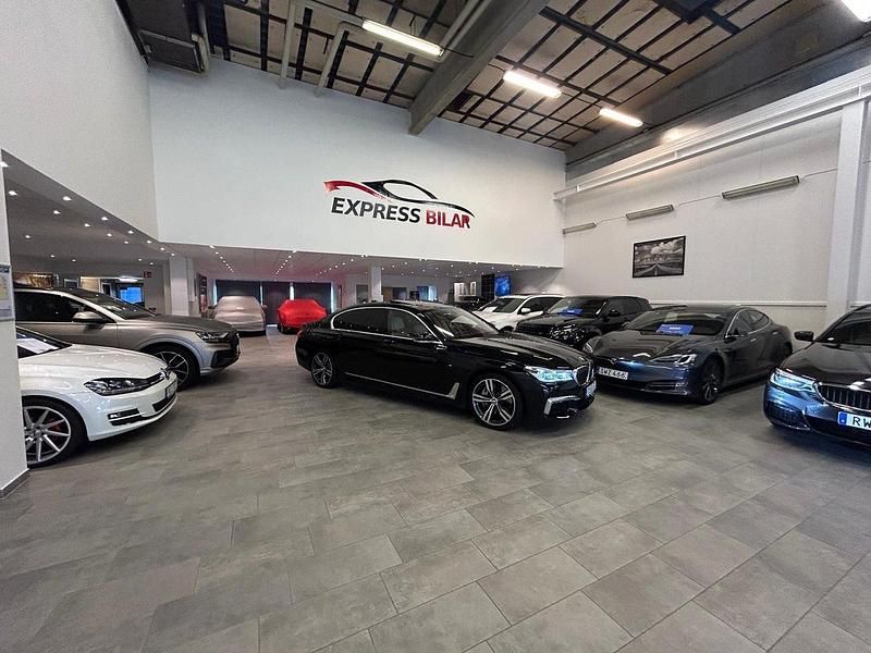 Svart Begagnad 2018 BMW 750L Executive Sedan | 649 900 kr - Bild 1/4