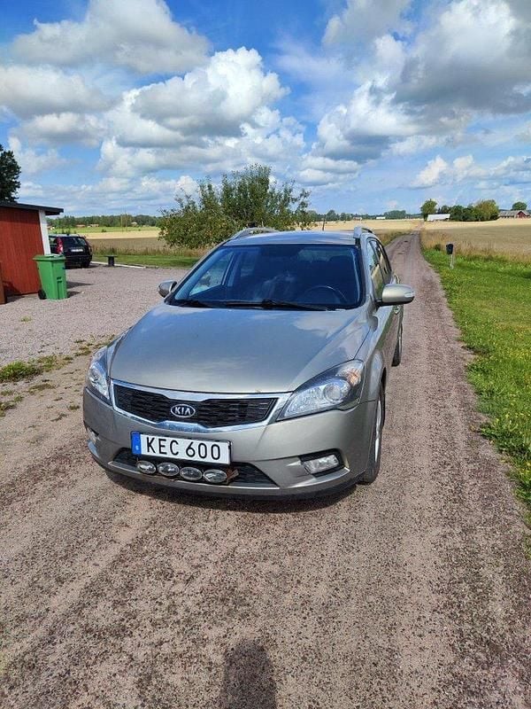 Silver Begagnad 2010 Kia Ceed Sportswagon 4 Kombi | 26 000 kr (Marknadspris) - Bild 1/4