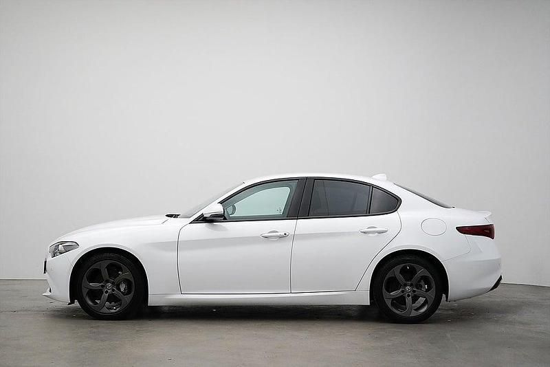 Begagnad Alfa Romeo Giulia Super 200 HK (147 kW) 2018 Vit Sedan