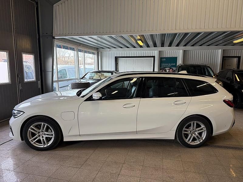 Begagnad BMW 330e Sport Line 184 HK (135 kW) 2020 Vit Kombi