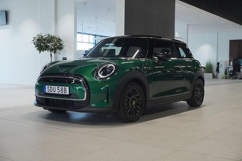 Grön Begagnad 2022 Mini Cooper Classic Halvkombi | 224 800 kr (Marknadspris) - Bild 1/4