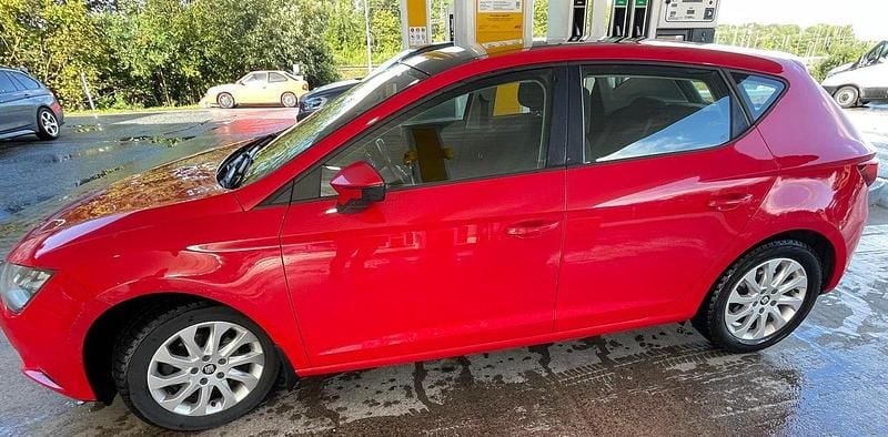 Röd Begagnad 2014 Seat Leon Style Halvkombi | 95 000 kr (Marknadspris) - Bild 1/4