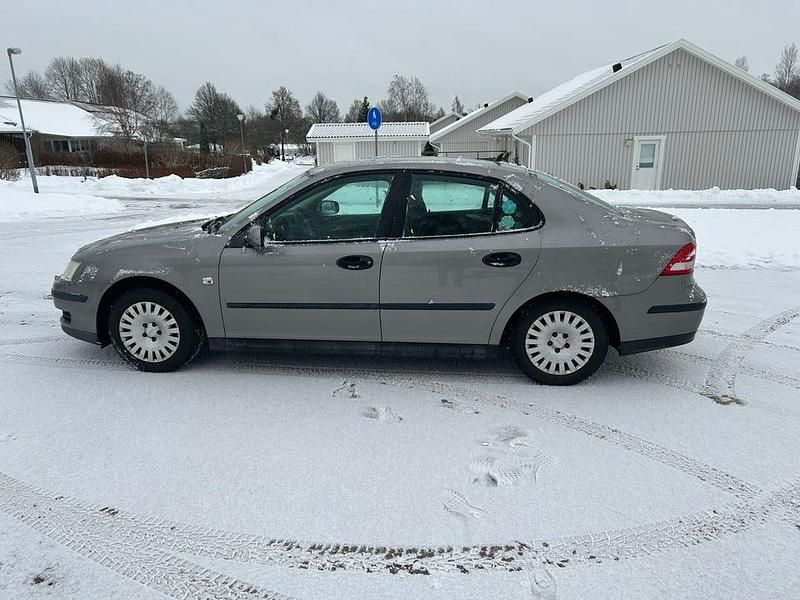 Begagnad 2004 Saab 9-3 Sedan | 17 000 kr (Marknadspris) - Bild 1/3