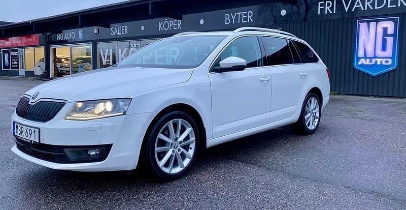 Vit Begagnad 2016 Skoda Octavia Kombi | 149 900 kr (Dyr) - Bild 1/4