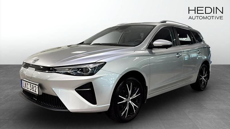Grå (silver) Begagnad 2023 MG MG5 EV Luxury Kombi | 229 900 kr (Marknadspris) - Bild 1/4