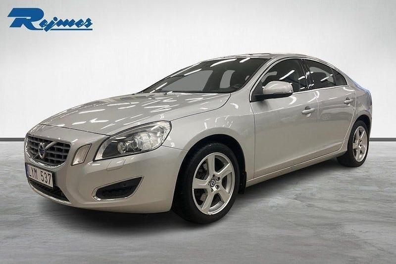 Silver metallic Begagnad 2011 Volvo S60 Momentum Sedan | 109 800 kr (Lite dyr) - Bild 1/4