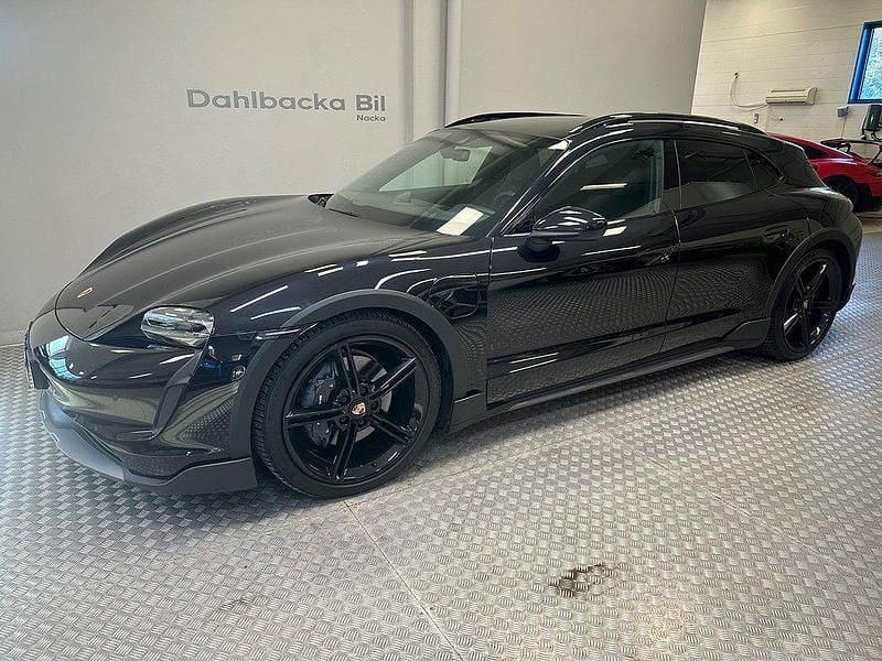Svart Begagnad 2021 Porsche Taycan Cross Turismo Sedan | 700 000 kr (Lite dyr) - Bild 1/4