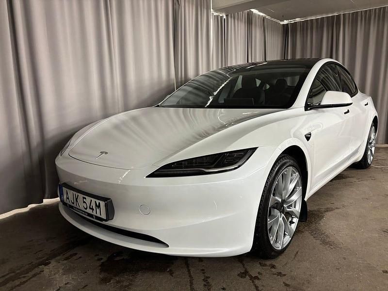 Begagnad Tesla Model 3 Long Range AWD 294 kW (400 HK) 2024 Vit Sedan