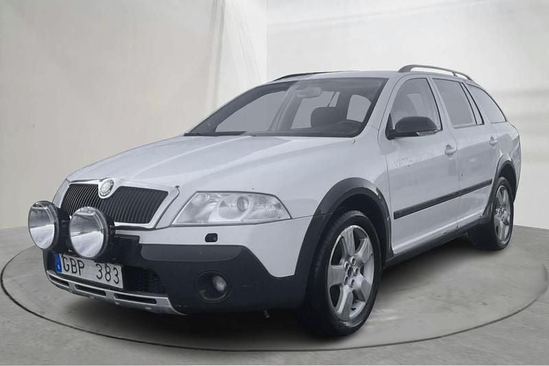 Vit Begagnad 2008 Skoda Octavia Scout Kombi | 29 000 kr (Marknadspris) - Bild 1/4