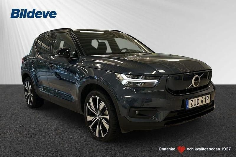 Mörkblå (blå) Begagnad 2022 Volvo XC40 Plus SUV | 329 900 kr - Bild 1/4