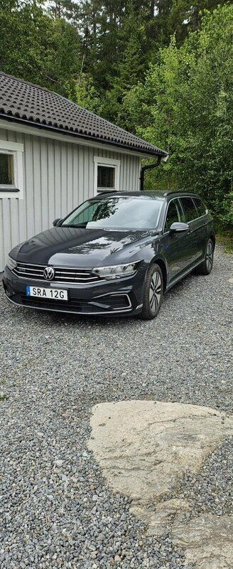 Grå Begagnad 2021 VW Passat GTE Kombi | 225 000 kr (Superpris) - Bild 1/4