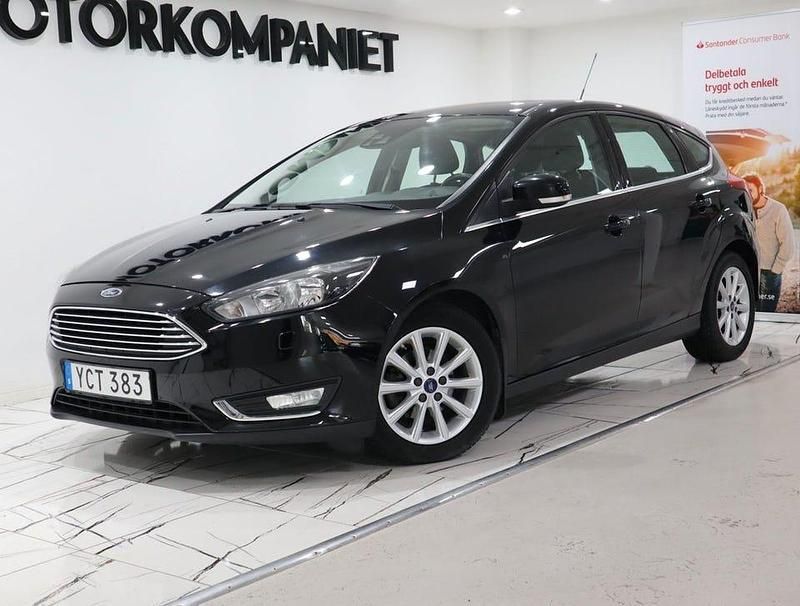 Svart Begagnad 2016 Ford Focus Titanium Halvkombi | 79 900 kr (Marknadspris) - Bild 1/4