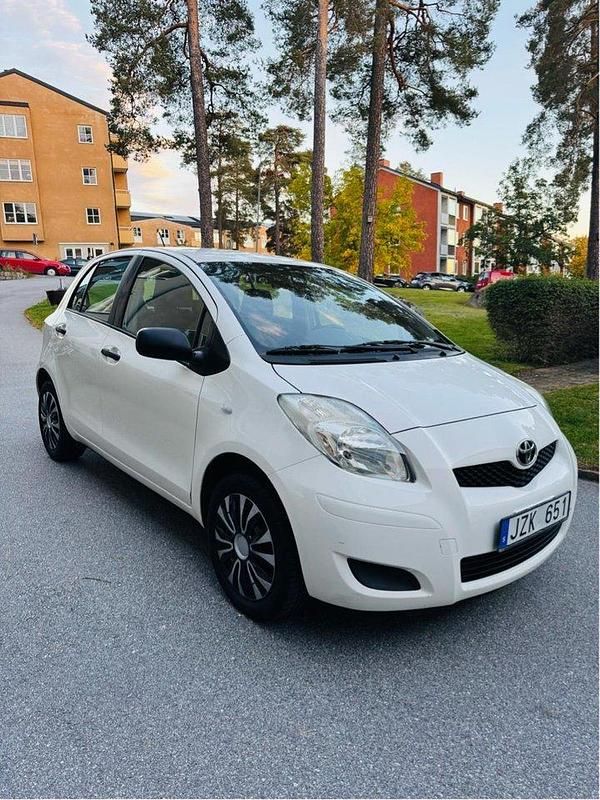 Vit Begagnad 2009 Toyota Yaris Halvkombi | 37 000 kr - Bild 1/4