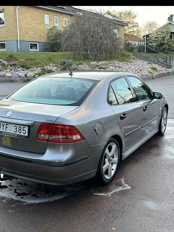 Grå Begagnad 2004 Saab 9-3 Vector Sedan | 11 000 kr (Bra pris) - Bild 1/3